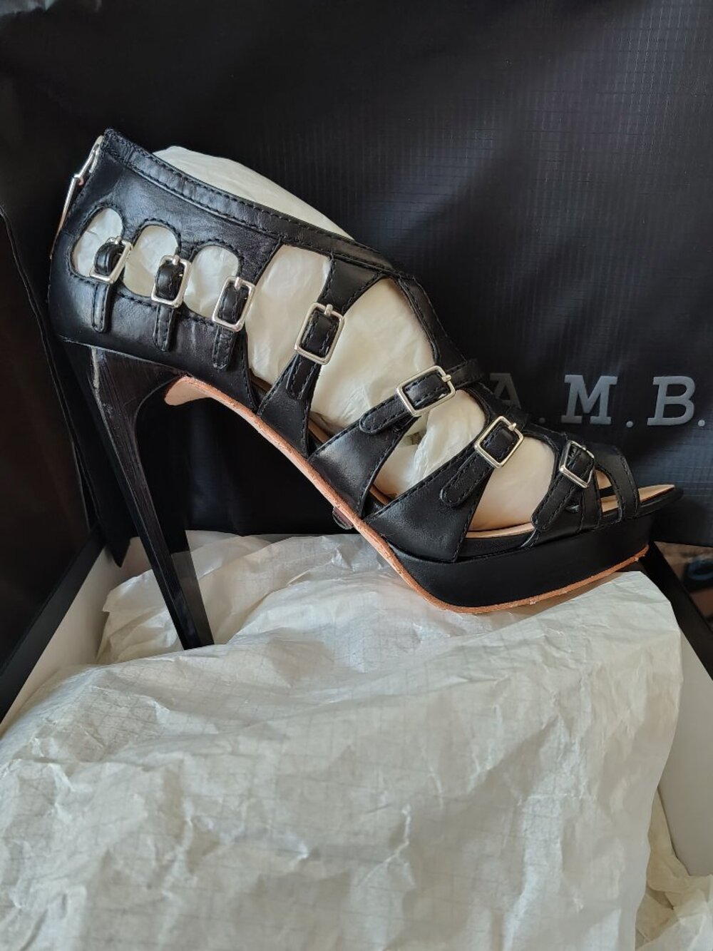 GORGEOUS WOMENS L.A.M.B BLACK STRAPPY HEELS WITH BUCKLES SIZE 8.5 M